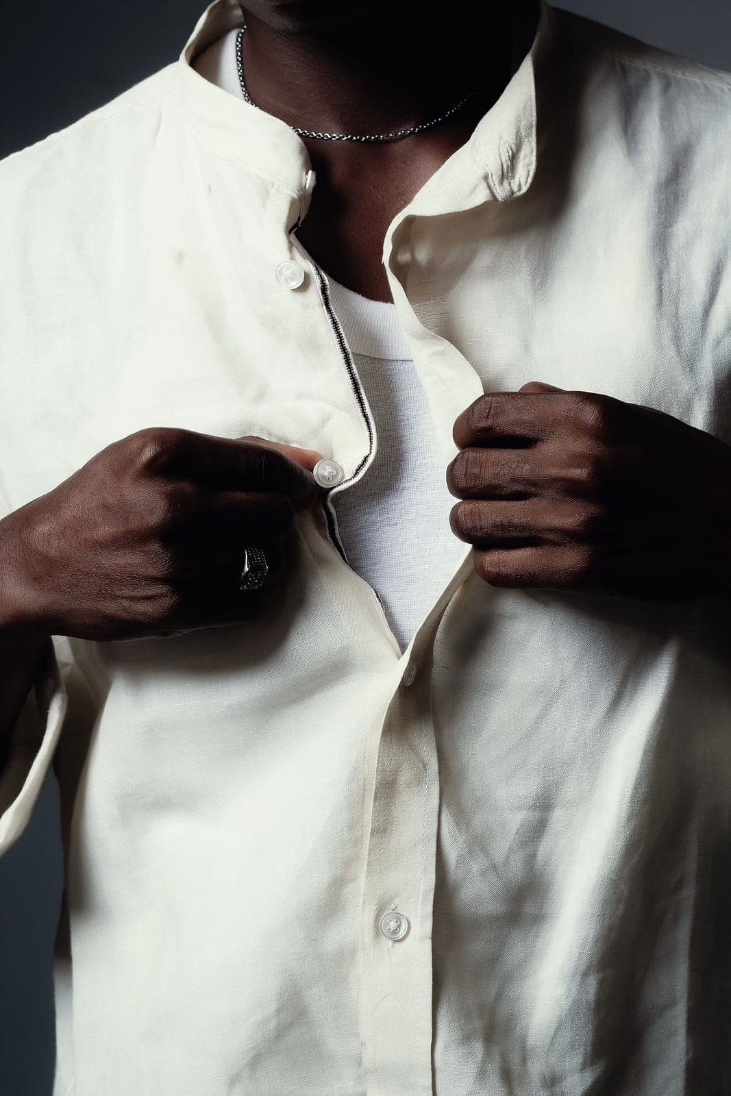 Hakim yaka · Ekru