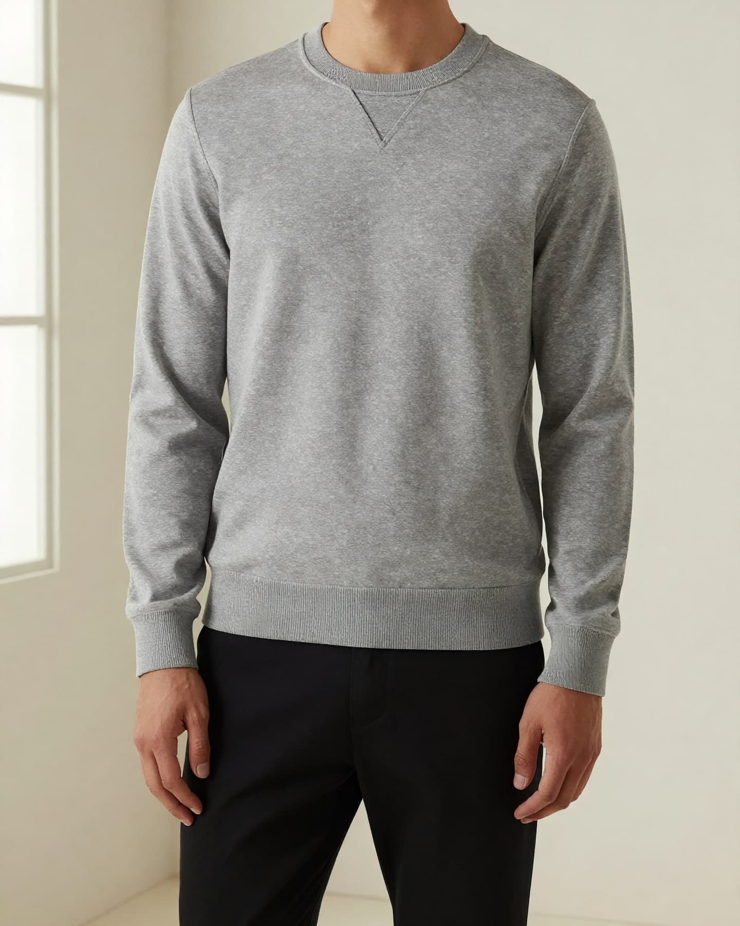 Bisiklet Yaka Sweatshirt — model üzerinde