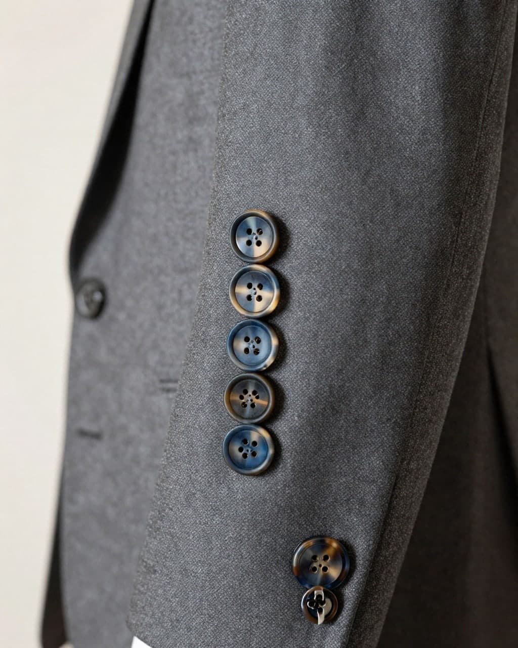 Kissing sleeve buttons