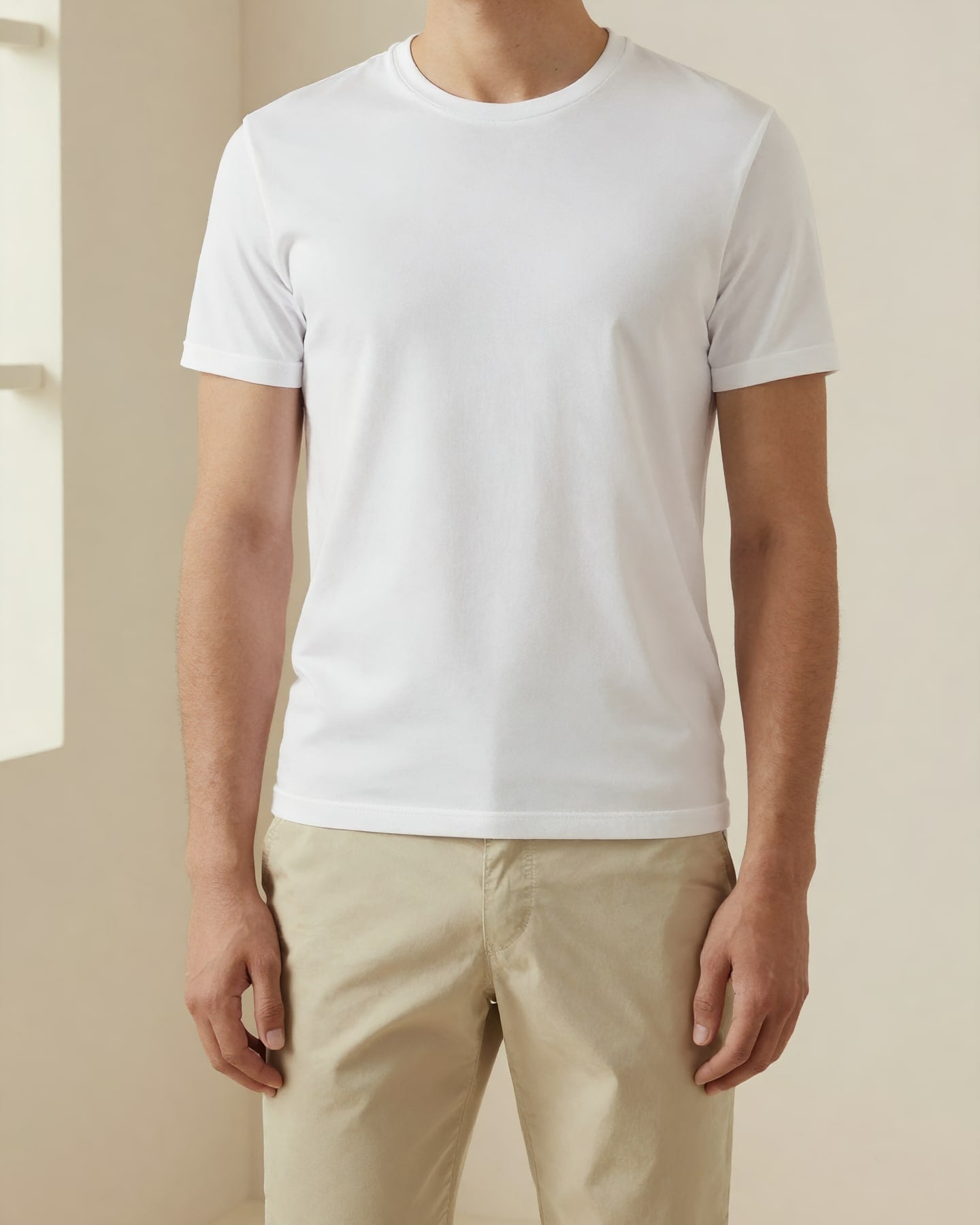 Ağır Gramaj Basic Tişört — model üzerinde