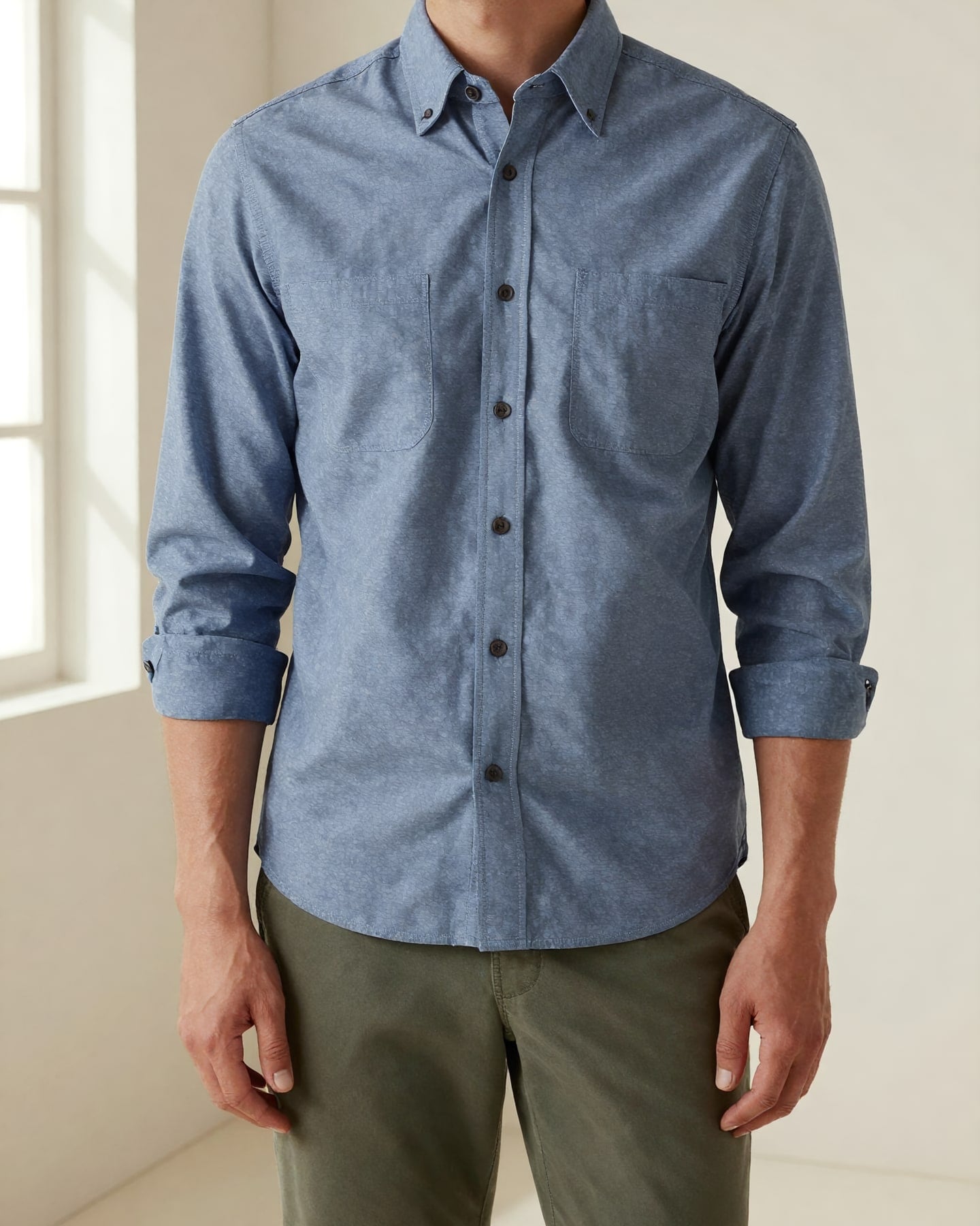 Chambray Çift Cepli Gömlek — model üzerinde