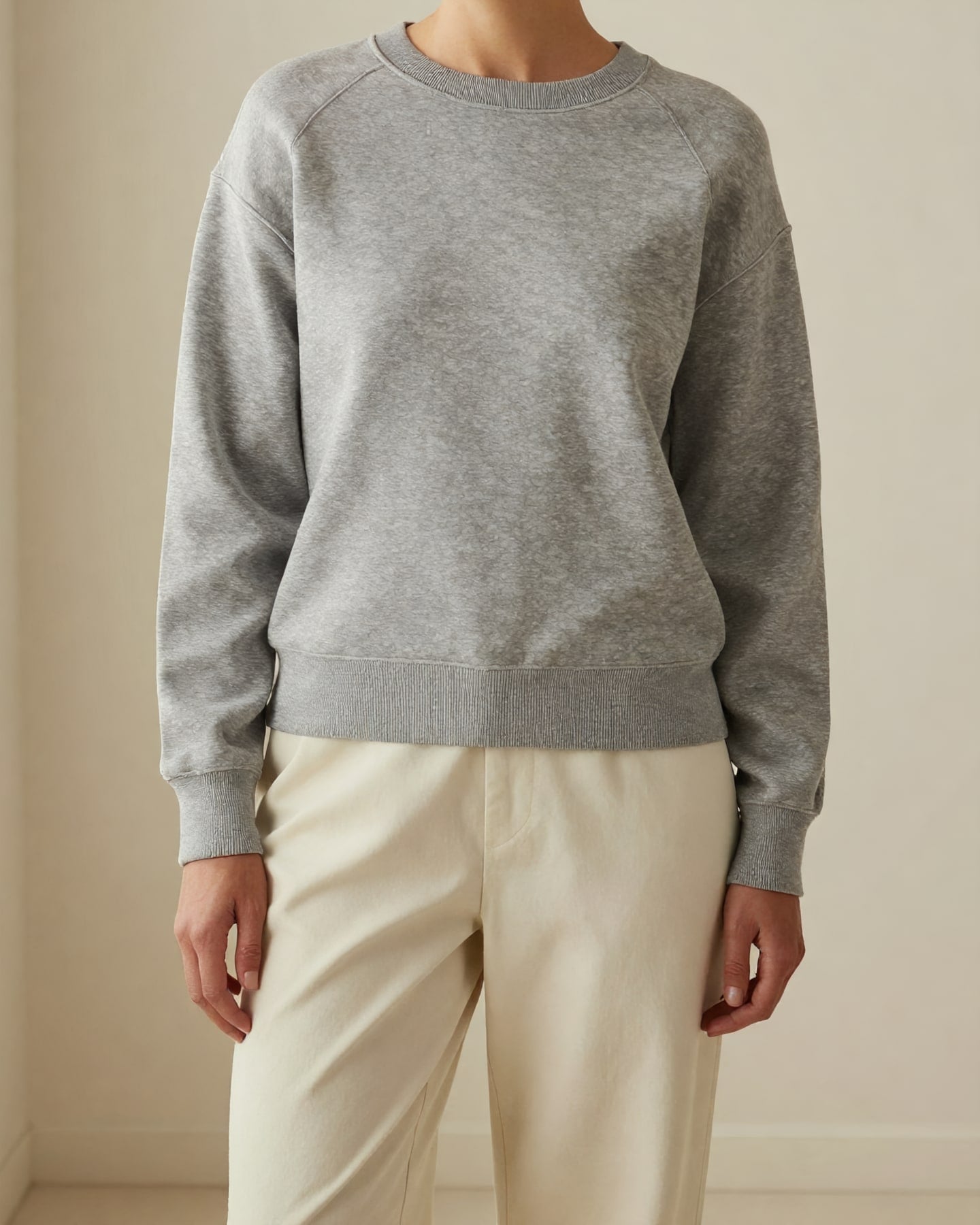 Kadın Bisiklet Yaka Sweatshirt — model üzerinde