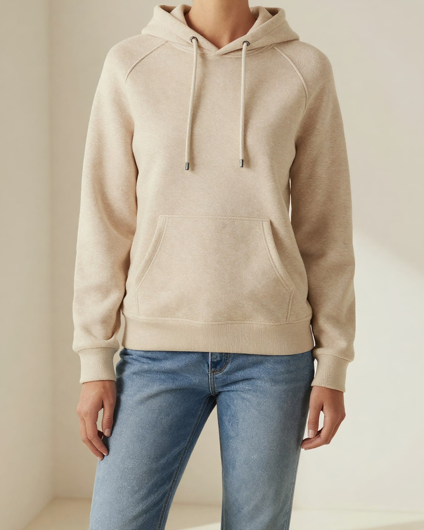 Kadın Kapüşonlu Sweatshirt — model üzerinde