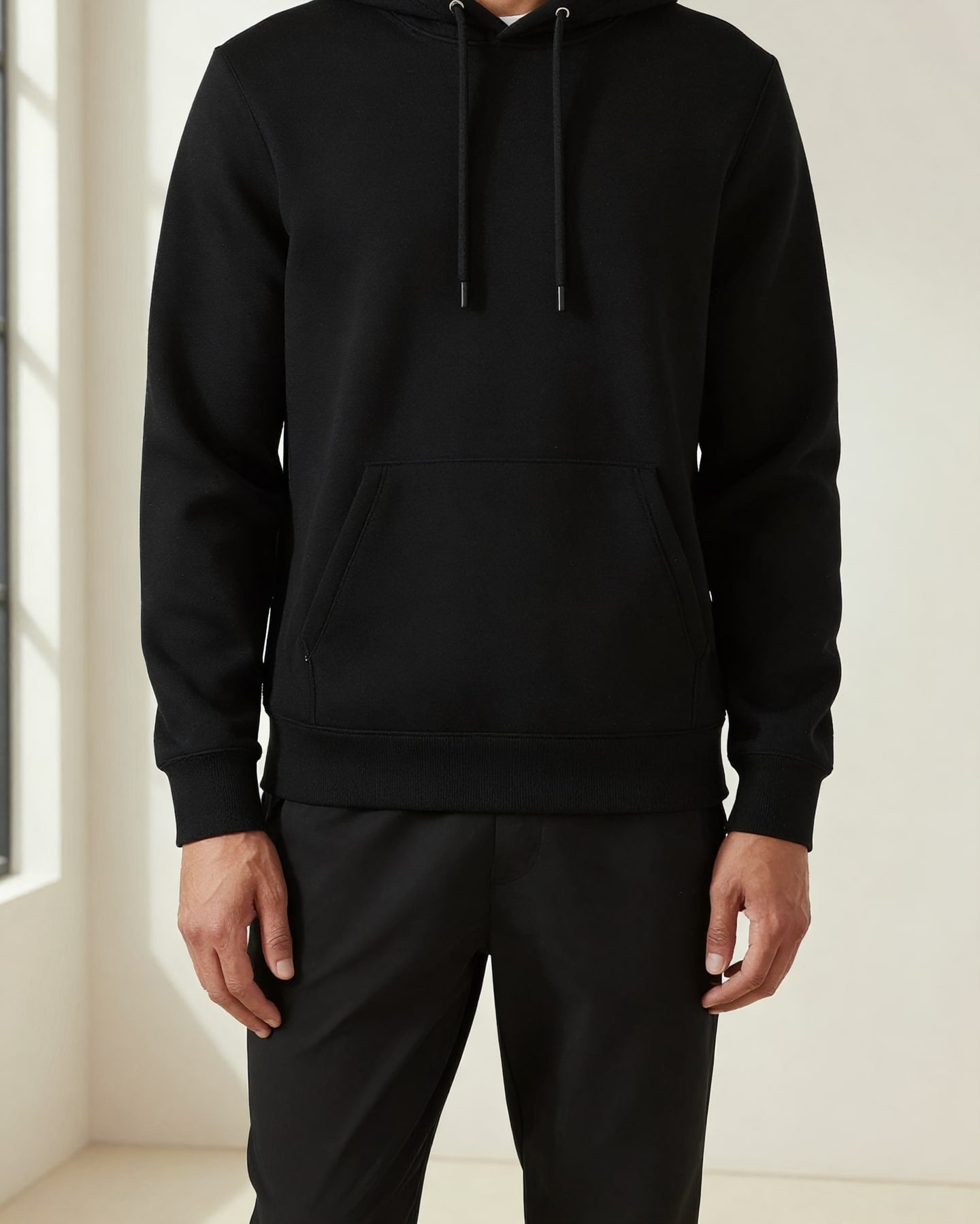 Kapüşonlu Sweatshirt — model üzerinde